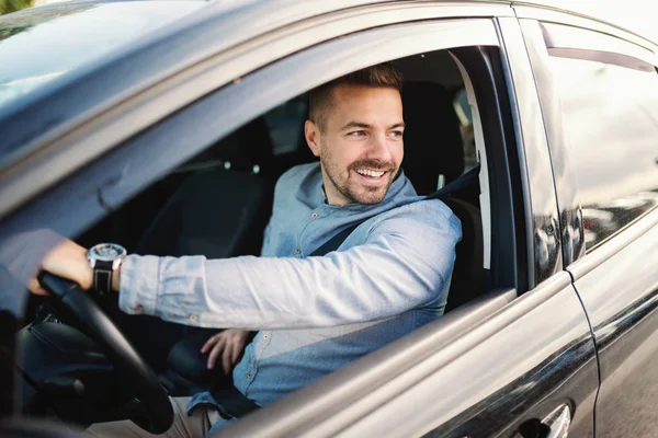 Souriant Bel Homme Caucasien Conduisant Voiture Regardant Par Fenêtre Main — Photo