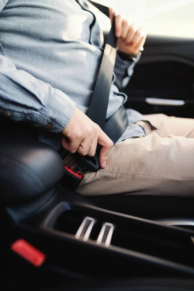 Arabada Otururken Emniyet Kemeri Tespitleme Adamın Kapatın Güvenli Sürüş Kavramı — Stok fotoğraf