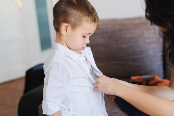 Madre Quitándose Camisa Del Hijo Preparándolo Para Cama Interior Del —  Fotos de Stock