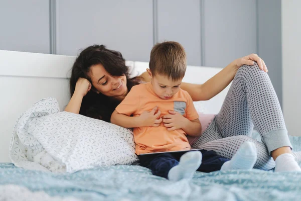 Pequeño Niño Viendo Dibujos Animados Tableta Mientras Está Sentado Cama — Foto de Stock