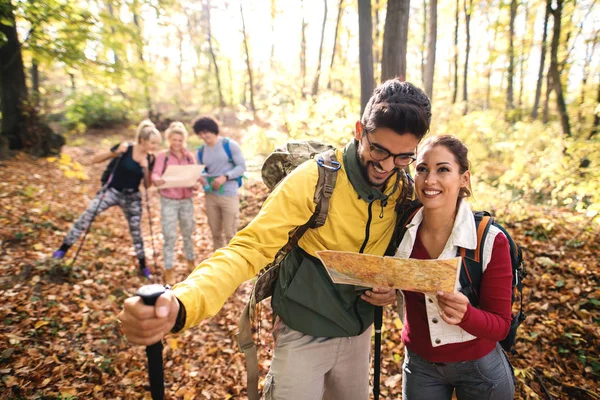 Couple Mignon Debout Dans Les Bois Regardant Carte Tandis Que — Photo