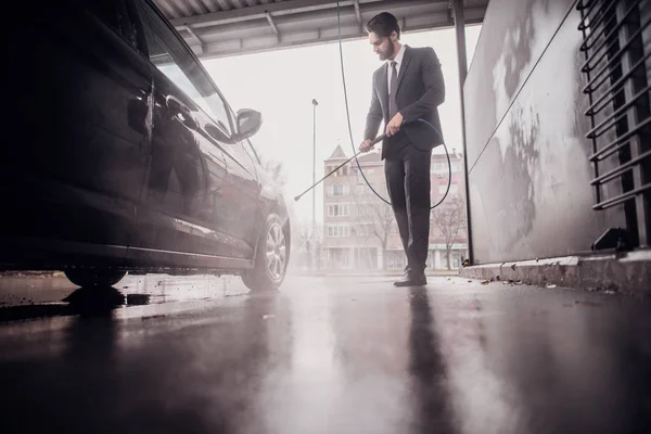 Bonito Elegante Jovem Barbudo Homem Terno Lavagem Carro Estação Auto — Fotografia de Stock