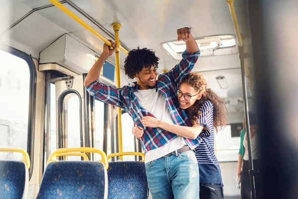 Jovem Homem Feliz Mulher Abraçando Ônibus — Fotografia de Stock