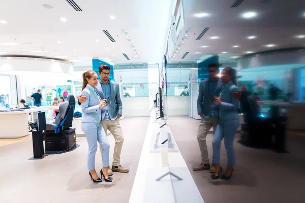 Casal Multicultural Bonita Vestida Elegante Procura Nova Loja Tecnologia Interior — Fotografia de Stock