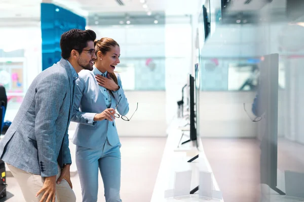 Hermosa Pareja Multicultural Vestida Elegante Pie Busca Nueva Televisión Tech — Foto de Stock