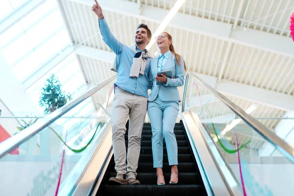 Elegante Vestido Sorrindo Casal Abraçando Descendo Escada Rolante Mulher Segurando — Fotografia de Stock