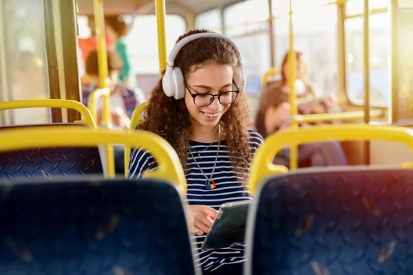 Mooie Jongedame Met Headset Zittend Een Stoel Van Bus — Stockfoto