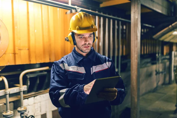 Primo Piano Del Supervisore Vestito Tuta Protettiva Utilizzando Tablet Mentre — Foto Stock