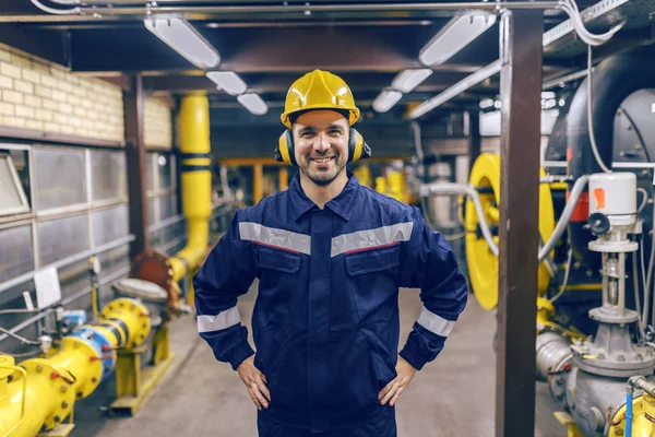 Junger Lächelnder Kaukasischer Arbeiter Schutzanzug Mit Den Händen Auf Den — Stockfoto