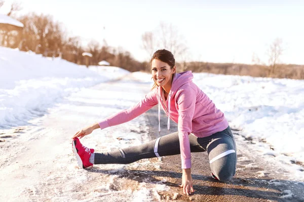 Bella Donna Sorridente Con Capelli Castani Abbigliamento Sportivo Che Allunga — Foto Stock