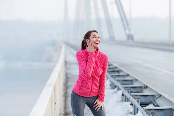 Lächelnde Kaukasische Frau Mit Pferdeschwanz Sportkleidung Die Der Musik Lauscht — Stockfoto