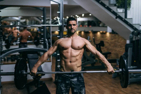 Junger Starker Kaukasischer Hemdloser Bodybuilder Der Hanteln Hebt Fitnessstudio Innenraum — Stockfoto