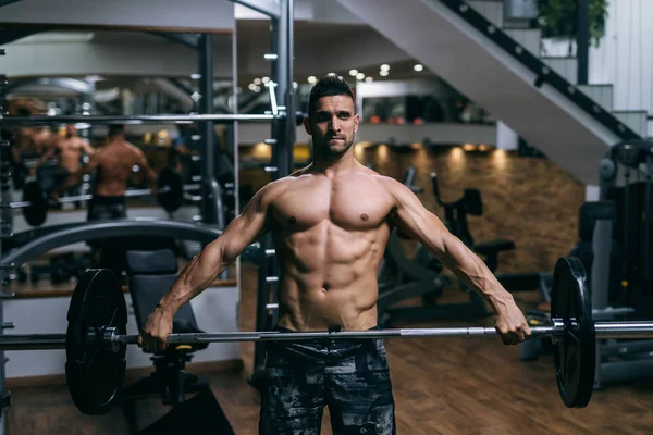 Unga Starka Kaukasiska Shirtless Bodybuilder Lyfta Skivstänger Gym Interiör — Stockfoto