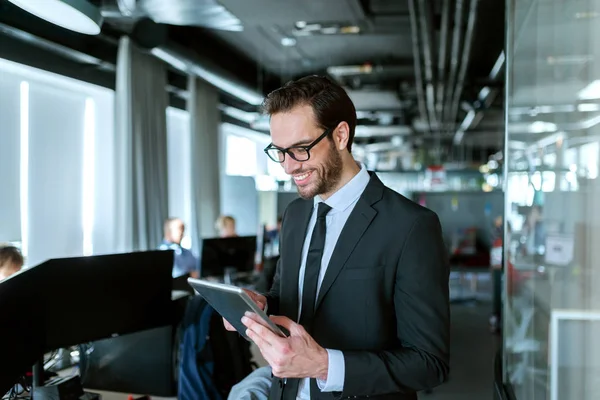 Primo Piano Successo Uomo Affari Sorridente Vestito Formale Utilizzando Tablet — Foto Stock