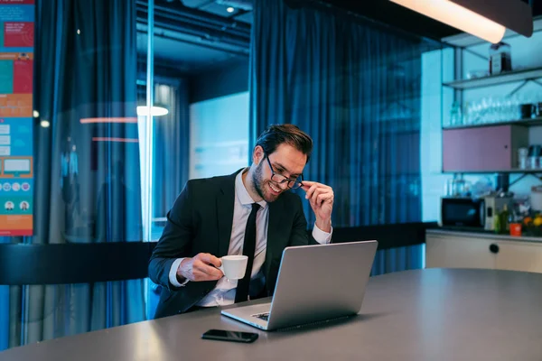 Uomo Affari Felice Avendo Pausa Caffè Sul Lavoro Seduto Sul — Foto Stock