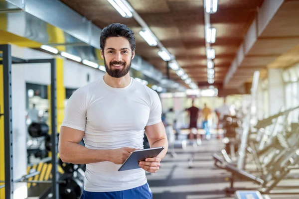 Imagen Fuerte Entrenador Fitness Personal Guapo Posando Delante Cámara Gimnasio —  Fotos de Stock