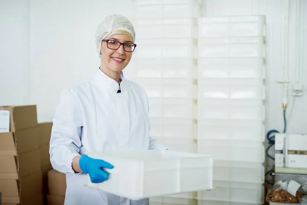 Lavoratrice Che Trasporta Casse Plastica Interno Della Fabbrica Alimentare — Foto Stock