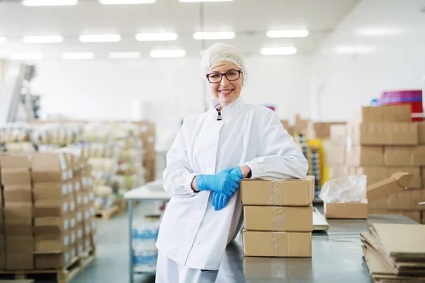 Trabajadora Sonriente Apoyada Cajas Almacén Interior —  Fotos de Stock