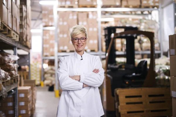 Tevreden Vrouwelijke Fabrieksarbeider Permanent Magazijn Met Gekruiste Armen — Stockfoto