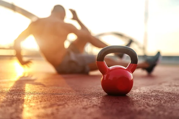 Silhouet Van Shirtless Man Doen Crunches Hof Ochtend Selectieve Aandacht — Stockfoto