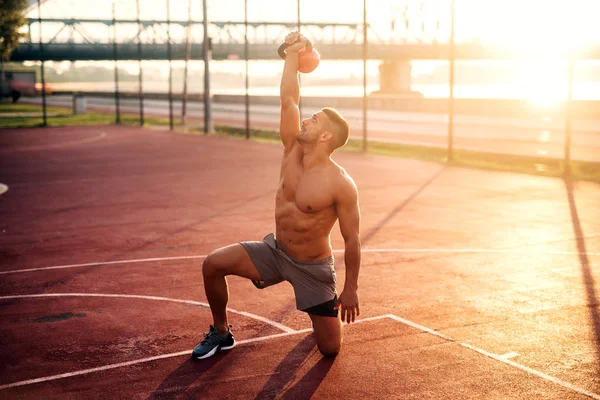 Homem Bonito Trabalhando Exercícios Início Manhã Com Nascer Sol Treinamento — Fotografia de Stock