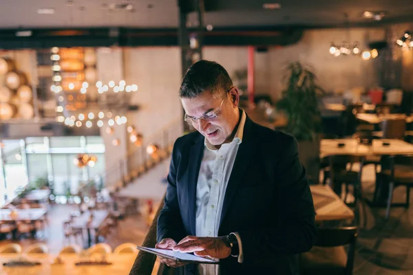 Caucásico Hombre Mediana Edad Vestido Elegante Casual Usando Tableta Mientras — Foto de Stock