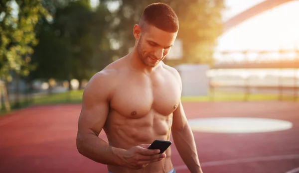 Entrenamiento Físico Aire Libre Hombre Guapo Trabajando Ejercicios Mañana Temprano — Foto de Stock