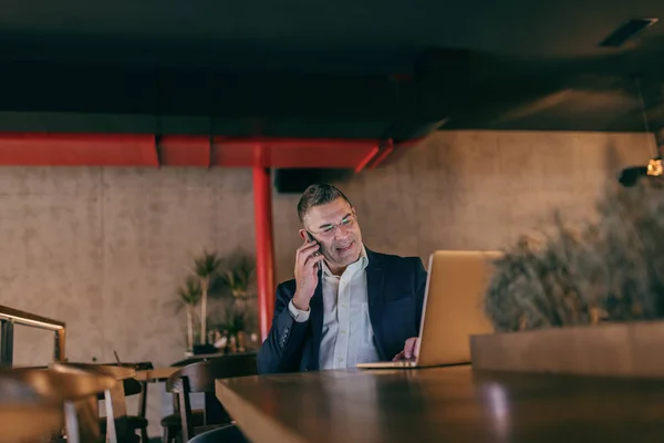 Hombre Negocios Caucásico Vestido Casual Inteligente Usando Teléfono Inteligente Para — Foto de Stock