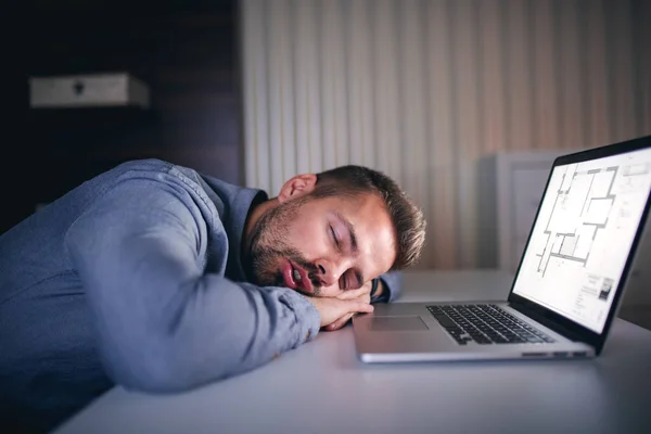 Empleado Caucásico Cansado Durmiendo Escritorio Mientras Está Sentado Oficina Tarde —  Fotos de Stock