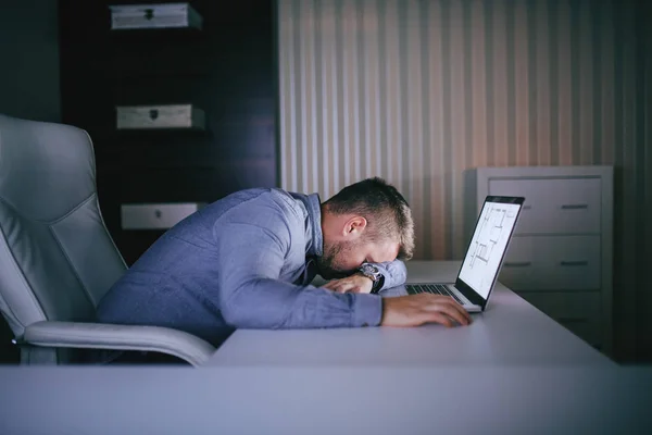 Empleado Caucásico Cansado Durmiendo Escritorio Mientras Está Sentado Oficina Tarde —  Fotos de Stock
