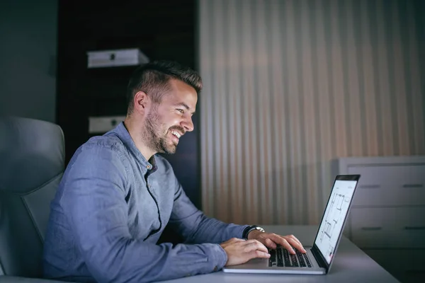 Sonriente Hombre Negocios Guapo Que Trabaja Proyecto Tarde Noche Mientras — Foto de Stock