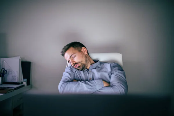 Hombre Negocios Cansado Durmiendo Silla Oficina Tarde Noche Concepto Exceso —  Fotos de Stock