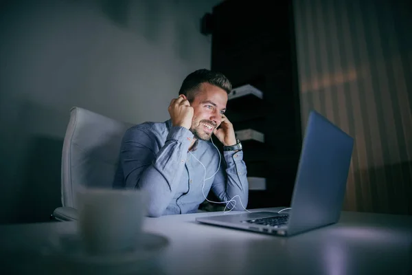 Smiling Caucasian Employee Preparing Conference Call Putting Earphones Ears While — Stock Photo, Image