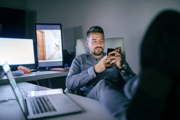 Bored Caucasian Employee Using Smart Phone Fore Reading Writing Message — Stock Photo, Image