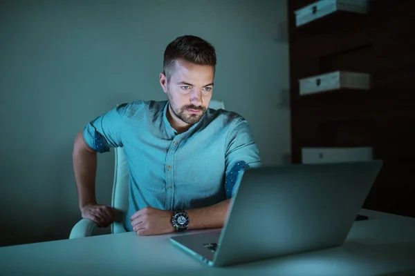 Homme Affaires Sérieux Regardant Ordinateur Portable Assis Bureau Tard Dans — Photo