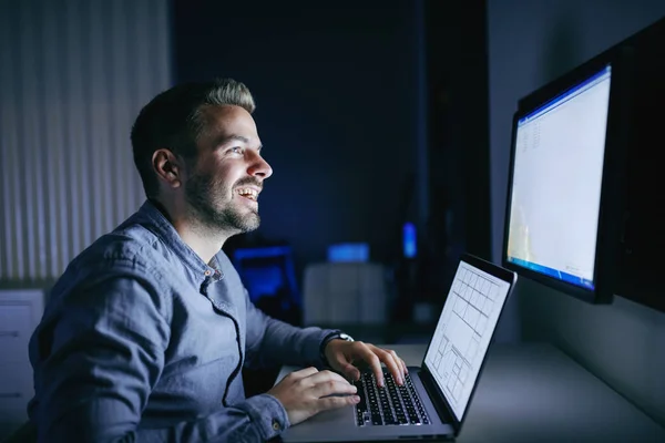 Heureux Employé Travaillant Sur Projet Assis Dans Bureau Tard Dans — Photo