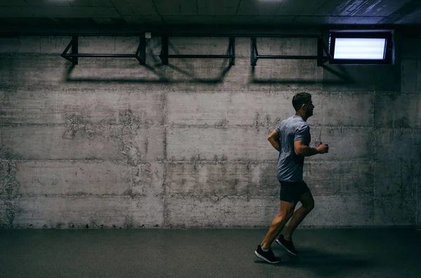 Desportista Fato Desportivo Correr Dentro Casa Pare Dizer Que Desejo — Fotografia de Stock