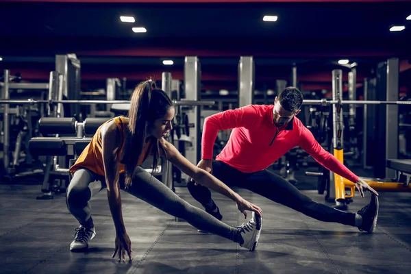 Strong Passar Vackra Par Stretching Muskler Efter Hård Träning Gym — Stockfoto