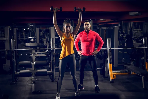 Stolze Junge Starke Sportliche Hanteltrainerin Einem Fitnessstudio Während Ihr Trainer — Stockfoto