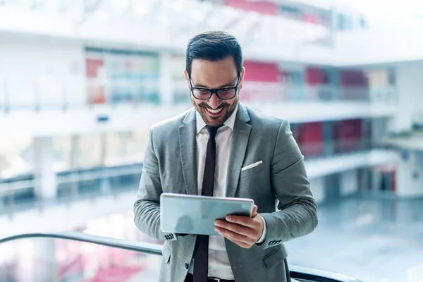 Lachende Zakenman Met Behulp Van Tablet Voor Het Lezen Van — Stockfoto