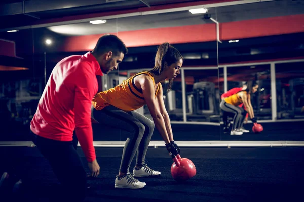 Motivé Jeune Femme Sportive Essayant Soulever Poids Avec Aide Son — Photo