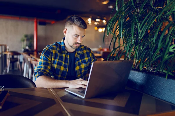 Pigiste Caucasien Travaillant Cafétéria Mains Sur Clavier — Photo