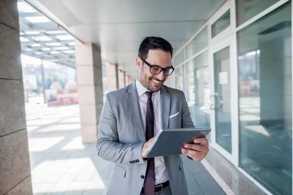 Gelukkig Zakenman Met Behulp Van Tablet Terwijl Aan Voorkant Van — Stockfoto