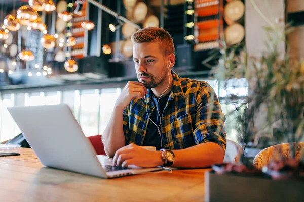 Joven Caucásico Barbudo Freelancer Utilizando Ordenador Portátil Sentado Cafetería Una — Foto de Stock