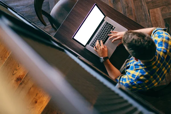 Visão Superior Freelancer Caucasiano Trabalhando Laptop Mãos Teclado — Fotografia de Stock