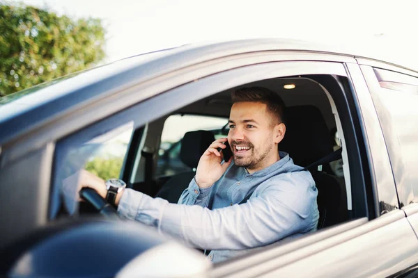 Sorrindo Bonito Barbudo Caucasiano Homem Dirigindo Seu Carro Enquanto Falava — Fotografia de Stock