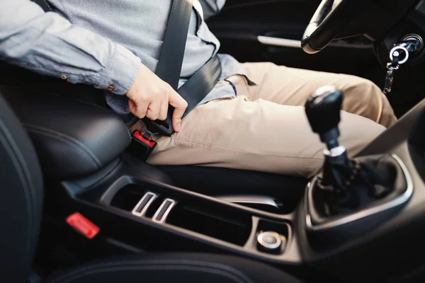 Närbild Man Infästning Bilbälte När Man Sitter Bilen Säker Körning — Stockfoto