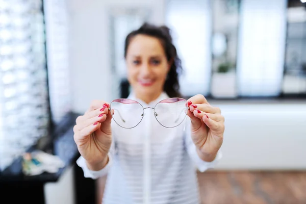 Vrouw Bij Opticien Brillen Houden Willen Kopen Selectieve Aandacht Glazen — Stockfoto