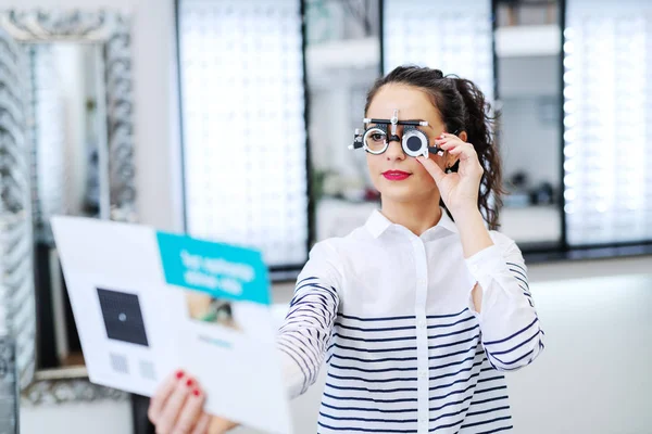 Vrouw Dragen Phoropter Bedrijf Brochure Opticien Winkel Interieur — Stockfoto