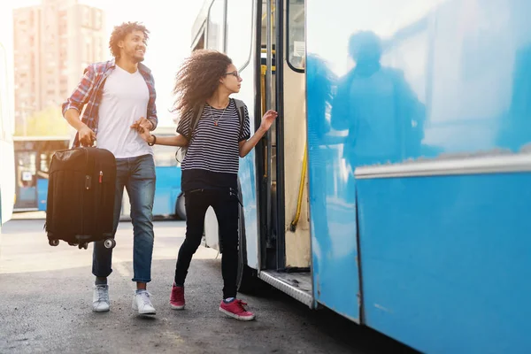 Pareja Joven Que Entra Autobús Azul Con Bolsa Viaje — Foto de Stock